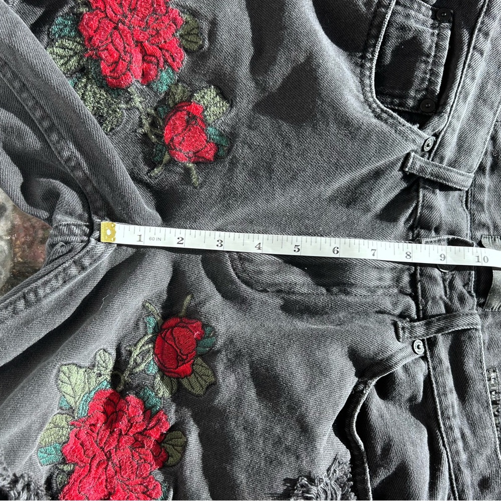 PacSun Men’s Roses Floral Distressed Black denim Shorts. Grunge. Streetwear. 31 - Picture 10 of 14